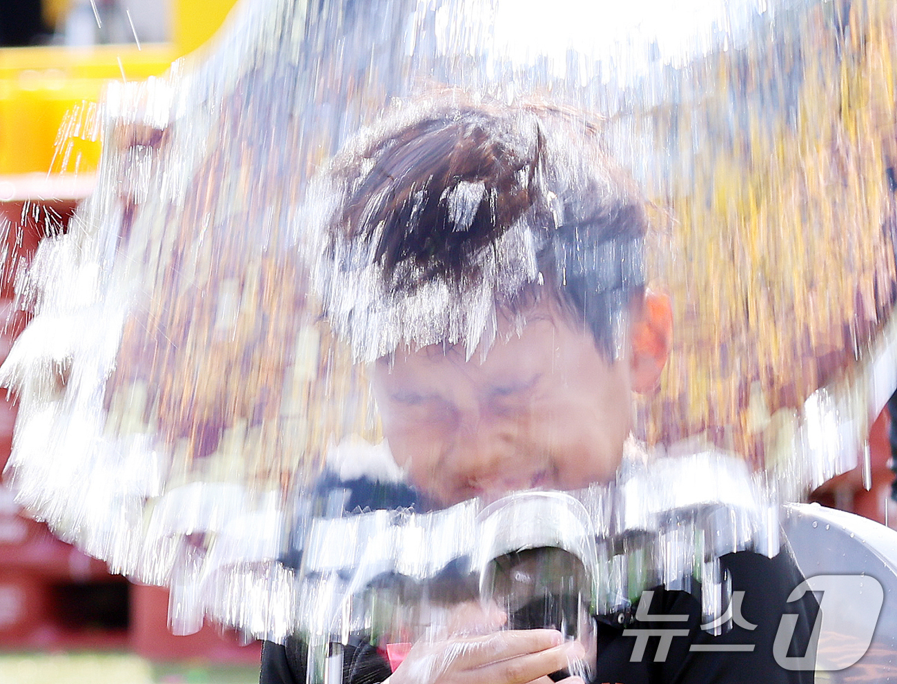 (서울=뉴스1) = 10일 오후 강원 평창군 대화면 땀띠공원 일원에서 열린 '2025 평창더위사냥축제'를 찾은 방문객들이 냉천수 물양동이 폭포 체험을 즐기고 있다. (평창군 제공. …