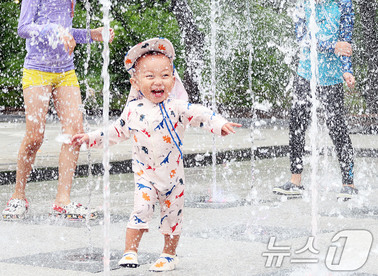 (서울=뉴스1) = 10일 오후 강원 평창군 대화면 땀띠공원 일원에서 열린 '2025 평창더위사냥축제'를 찾은 어린이들이 바닥분수에서 물놀이를 즐기고 있다. (평창군 제공. 재판매 …