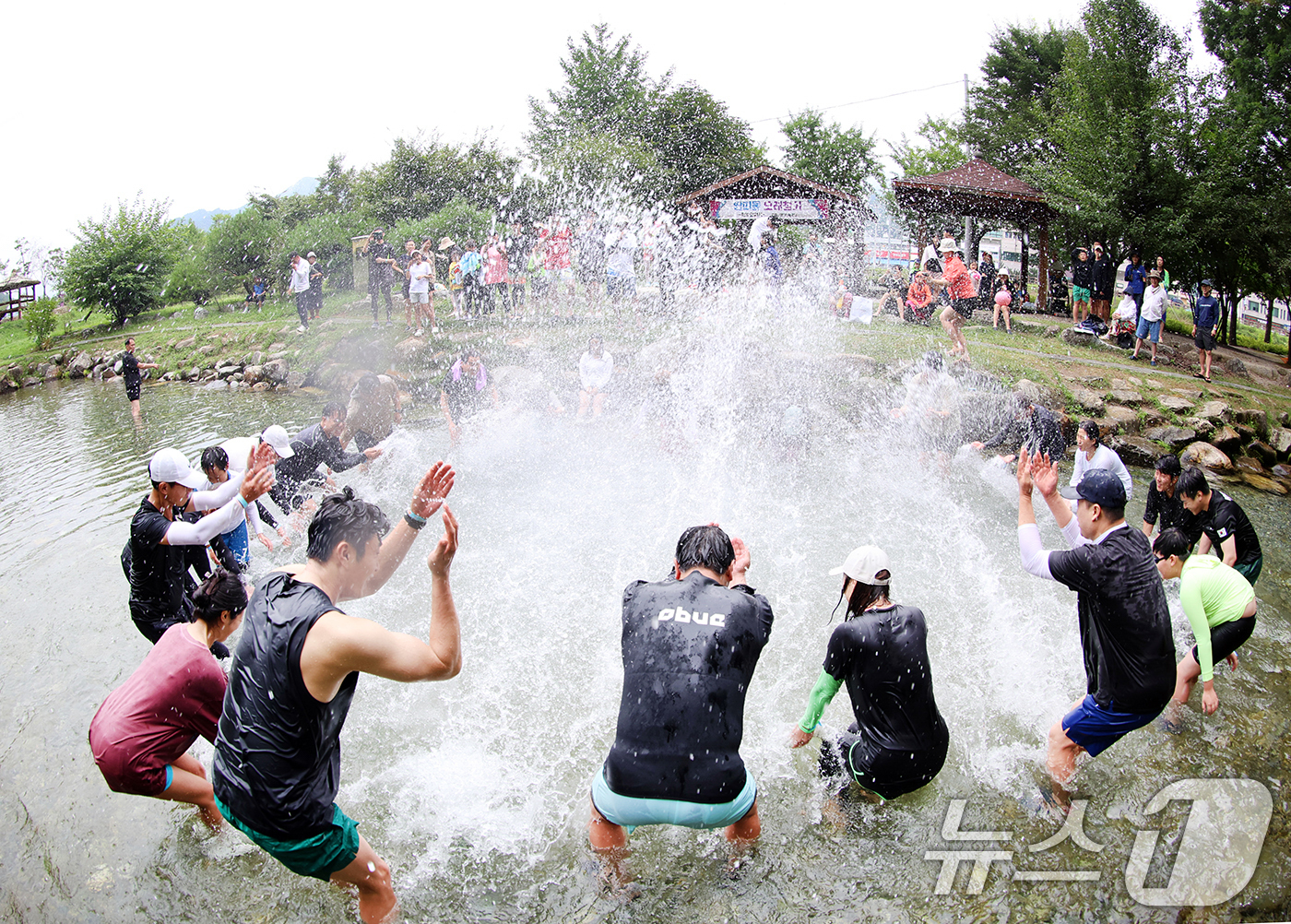 (서울=뉴스1) = 10일 오후 강원 평창군 대화면 땀띠공원 일원에서 열린 '2025 평창더위사냥축제'를 찾은 방문객들이 땀띠공원 냉천수에서 오래참기 체험을 하고 있다. (평창군 …