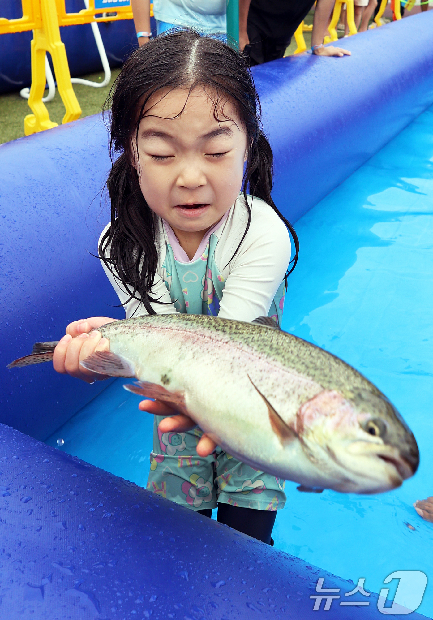 (서울=뉴스1) = 10일 오후 강원 평창군 대화면 땀띠공원 일원에서 열린 '2025 평창더위사냥축제'를 찾은 어린이가 맨손으로 송어를 잡는 체험을 즐기고 있다. (평창군 제공. …