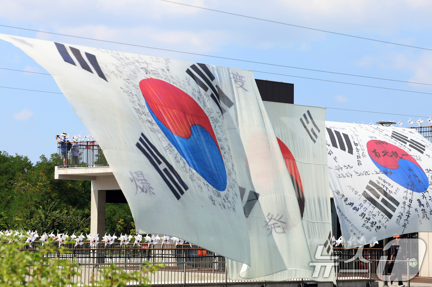 (서울=뉴스1) 황기선 기자 = 10일 오후 서울 용산구 노들섬에 시대별 태극기가 전시돼 있다.서울문화재단은 광복 80주년을 맞아 노들섬에 현존하는 가장 오래된 ‘데니 태극기’부터 …