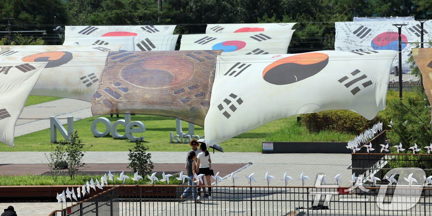 (서울=뉴스1) 황기선 기자 = 10일 오후 서울 용산구 노들섬에 시대별 태극기가 전시돼 있다.서울문화재단은 광복 80주년을 맞아 노들섬에 현존하는 가장 오래된 ‘데니 태극기’부터 …
