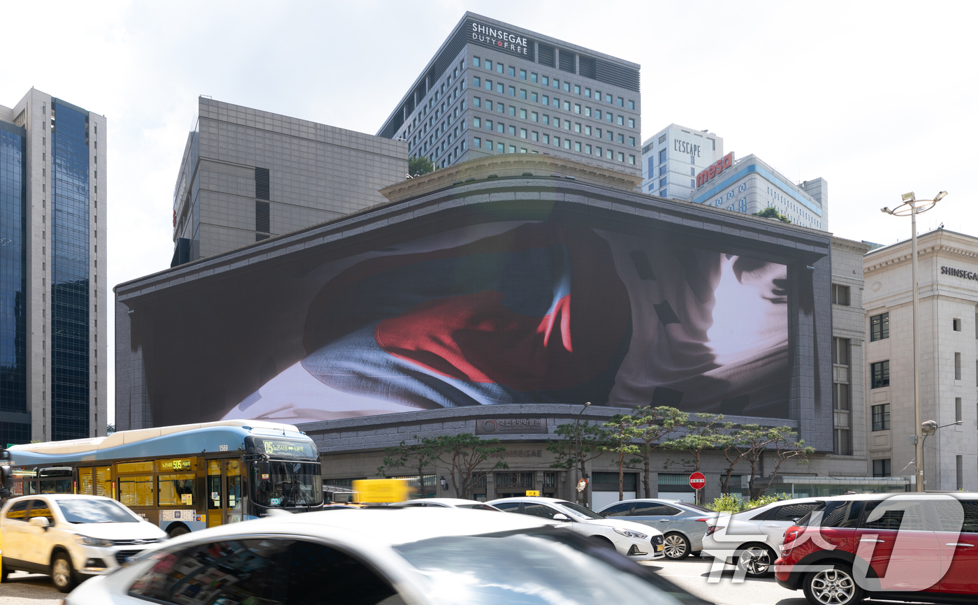 (서울=뉴스1) 이승배 기자 = 10일 서울 중구 신세계스퀘어에 광복 80주년을 기념하는 '오늘의 울림' 캠페인 영상이 상영되고 있다.신세계스퀘어에 상영되는 미디어 아트와 자체 영 …