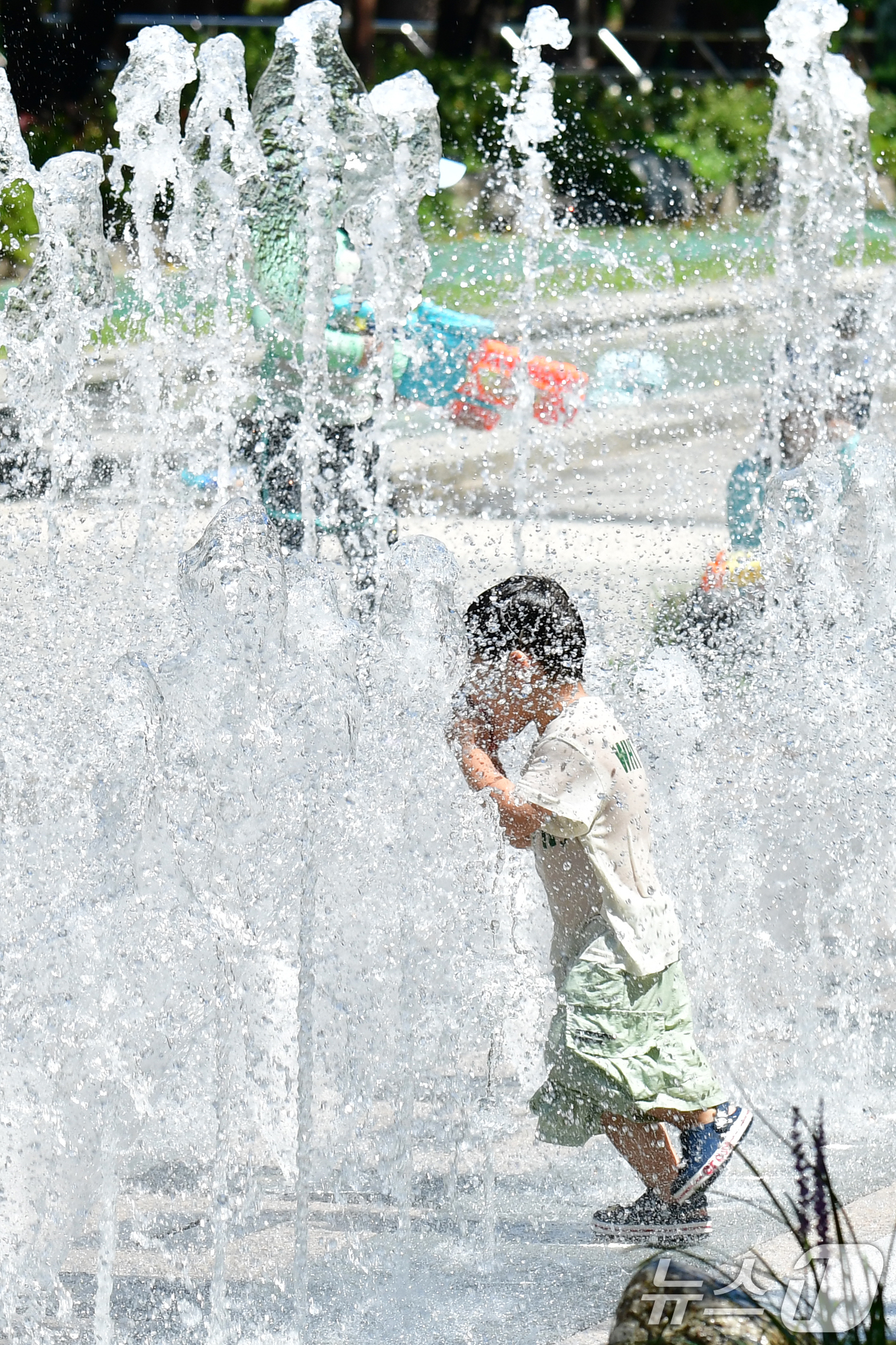 (포항=뉴스1) 최창호 기자 = 10일 경북 포항시 남구 송도동 송림테마거리에 있는 음악분수대에서 어린이들이 즐거운 시간을 보내고 있다.  2025.8.10/뉴스1