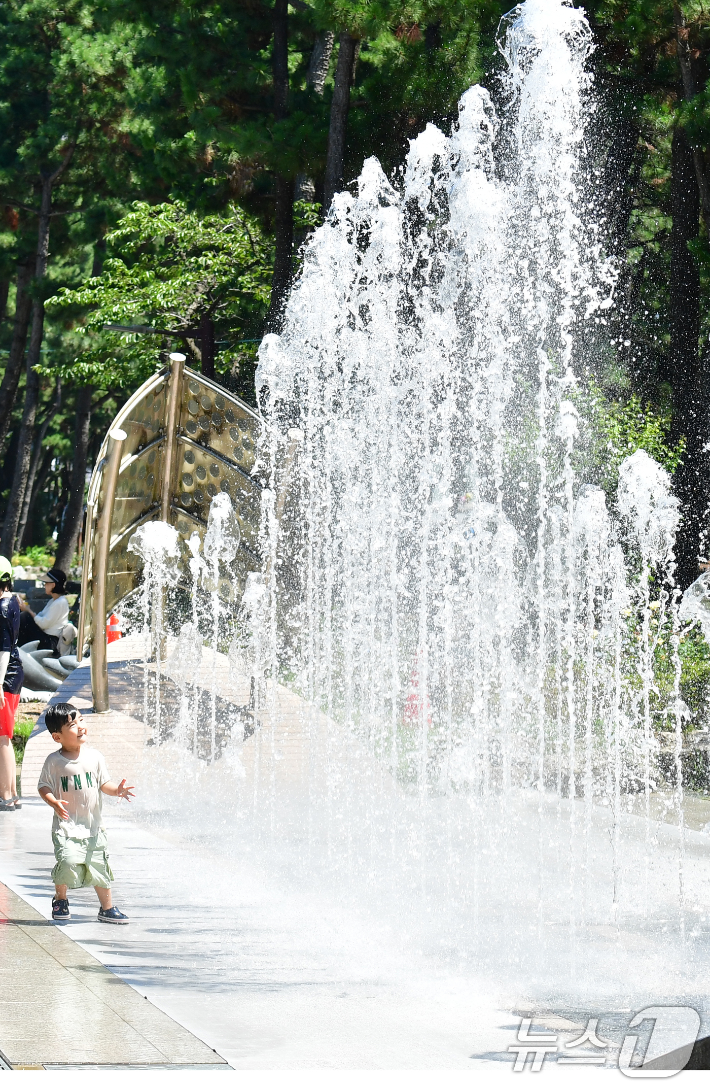 (포항=뉴스1) 최창호 기자 = 10일 경북 포항시 남구 송도동 송림테마거리에 있는 음악분수대에서 어린이들이 즐거운 시간을 보내고 있다. 2025.8.10/뉴스1