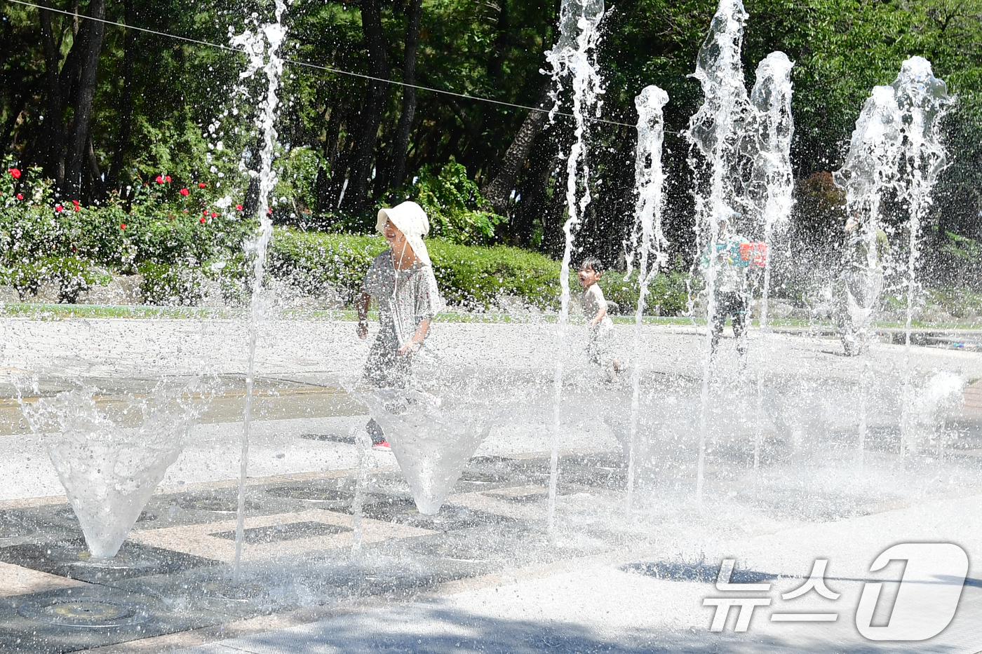 (포항=뉴스1) 최창호 기자 = 10일 경북 포항시 남구 송도동 송림테마거리에 있는 음악분수대에서 어린이들이 즐거운 시간을 보내고 있다. 2025.8.10/뉴스1