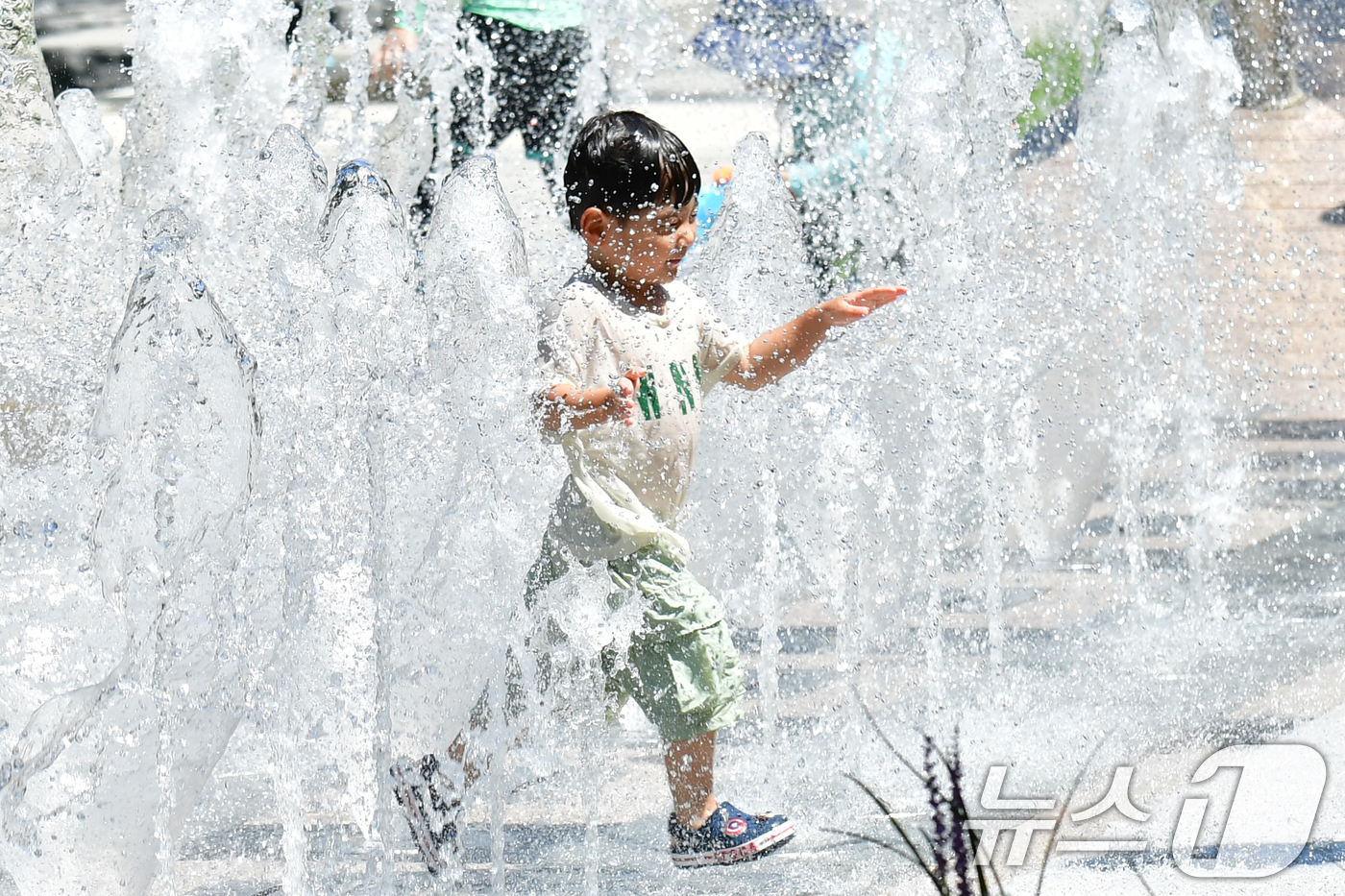 (포항=뉴스1) 최창호 기자 = 10일 경북 포항시 남구 송도동 송림테마거리에 있는 음악분수대에서 어린이들이 즐거운 시간을 보내고 있다. 2025.8.10/뉴스1