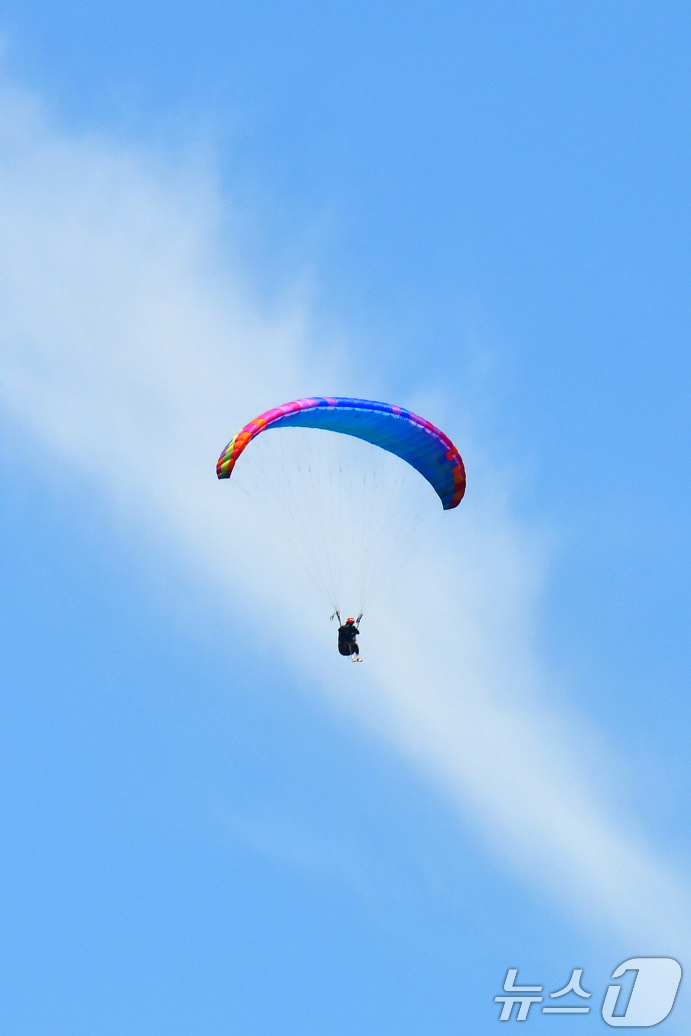 (포항=뉴스1) 최창호 기자 = 10일 경북 포항시 북구 흥해읍 곤륜산에서 페러글라이딩 동호인들이 파란 하늘을 배경삼아 비행하고 있다. 2025.8.10/뉴스1