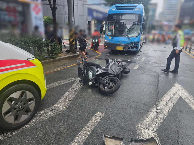 부산 교차로서 버스가 보행자·오토바이 '쾅'…2명 사망·2명 경상(종합)