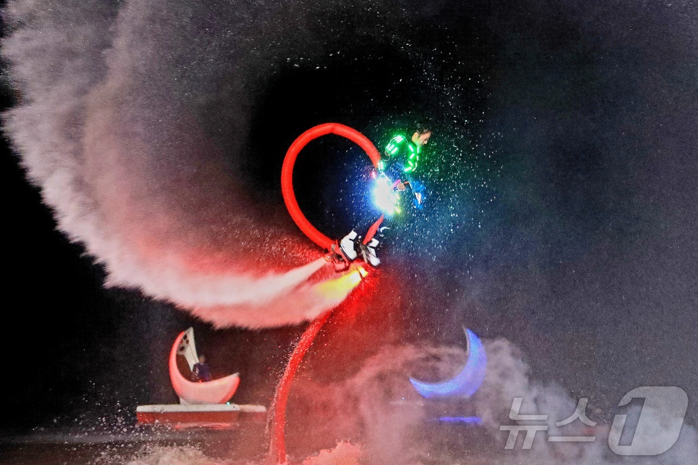 (인제=뉴스1) 이종재 기자 = 지난 9일 밤 강원 인제군의 여름 축제인 ‘여름愛 인제愛 빠지다’ 가 열린 빙어호에서 인제 출신 플라이보드 세계챔피언 박진민 선수가 관광객들에게 야 …