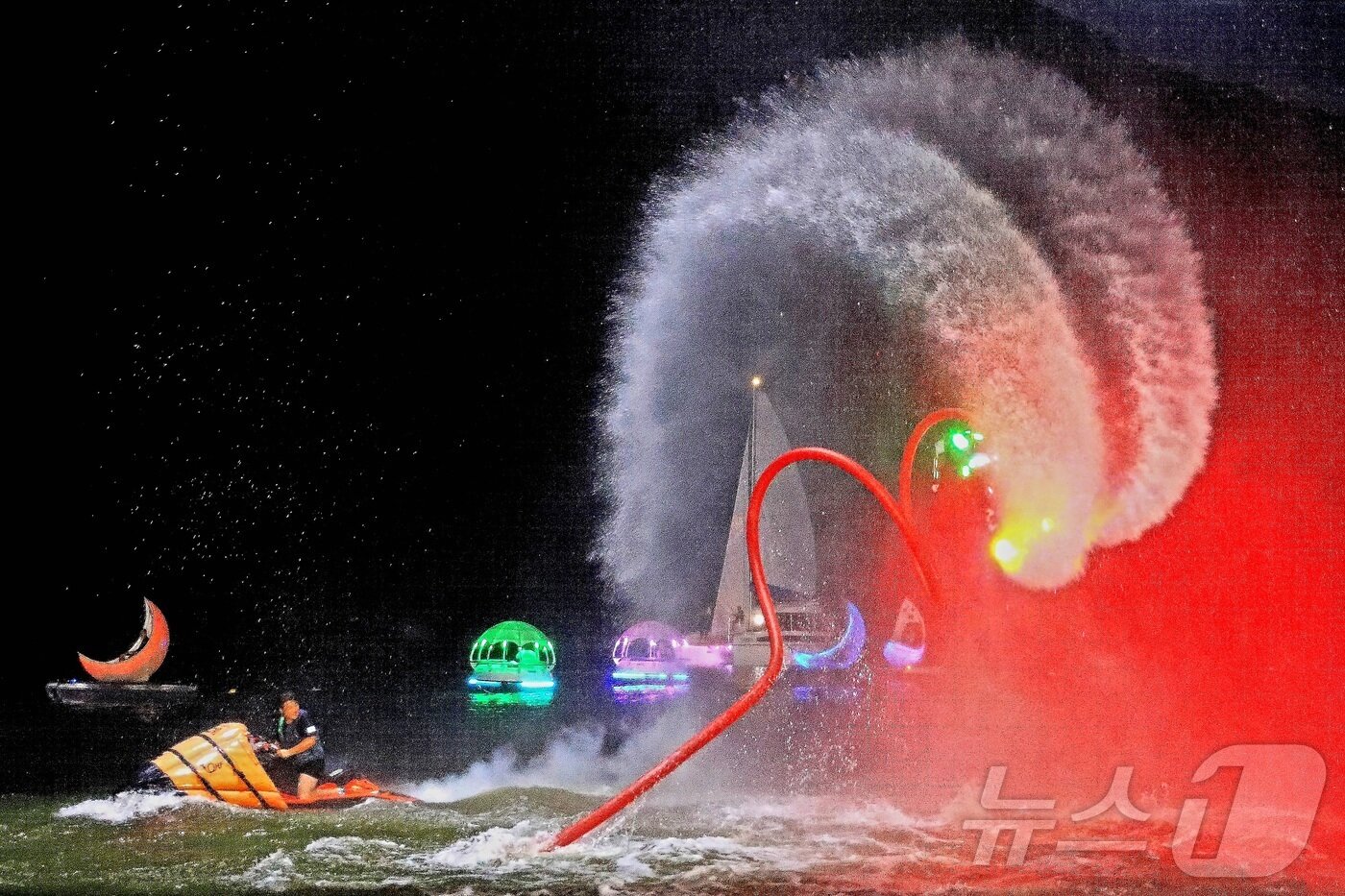 본문 이미지 - 지난 9일 밤 강원 인제군의 여름 축제인 ‘여름愛 인제愛 빠지다’ 가 열린 빙어호에서 인제 출신 플라이보드 세계챔피언 박진민 선수가 관광객들에게 야간 공연을 선보이고 있다.&#40;인제군 제공. 재사용 및 DB금지&#41; 2025.8.10/뉴스1 ⓒ News1 이종재 기자