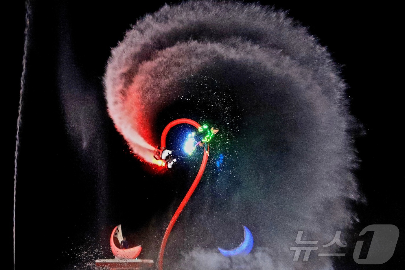 (인제=뉴스1) 이종재 기자 = 지난 9일 밤 강원 인제군의 여름 축제인 ‘여름愛 인제愛 빠지다’ 가 열린 빙어호에서 인제 출신 플라이보드 세계챔피언 박진민 선수가 관광객들에게 야 …