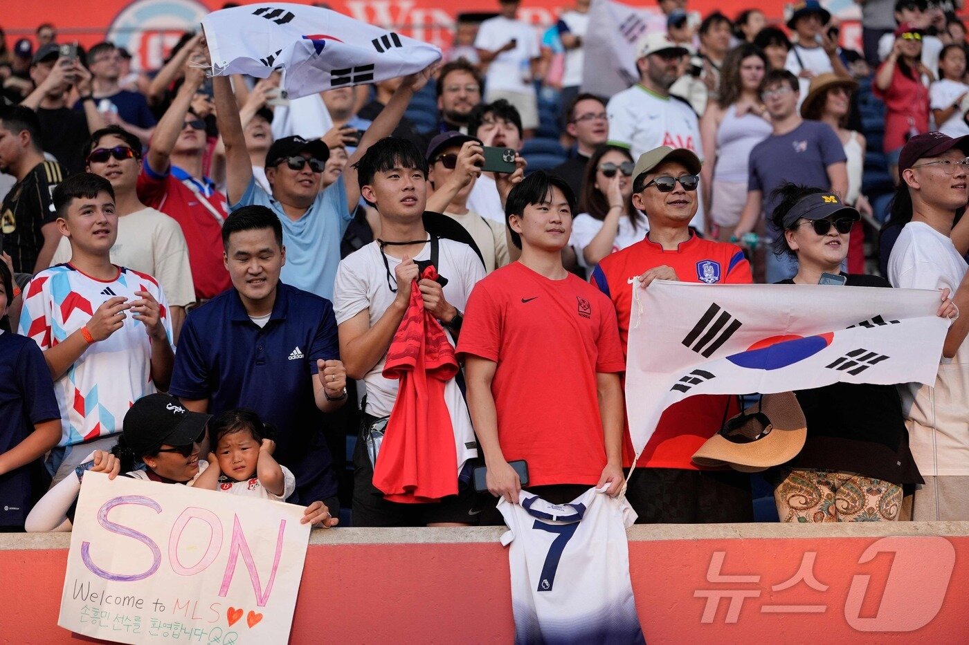 본문 이미지 - 태극기를 흔들며 응원하는 팬들ⓒ AFP=뉴스1