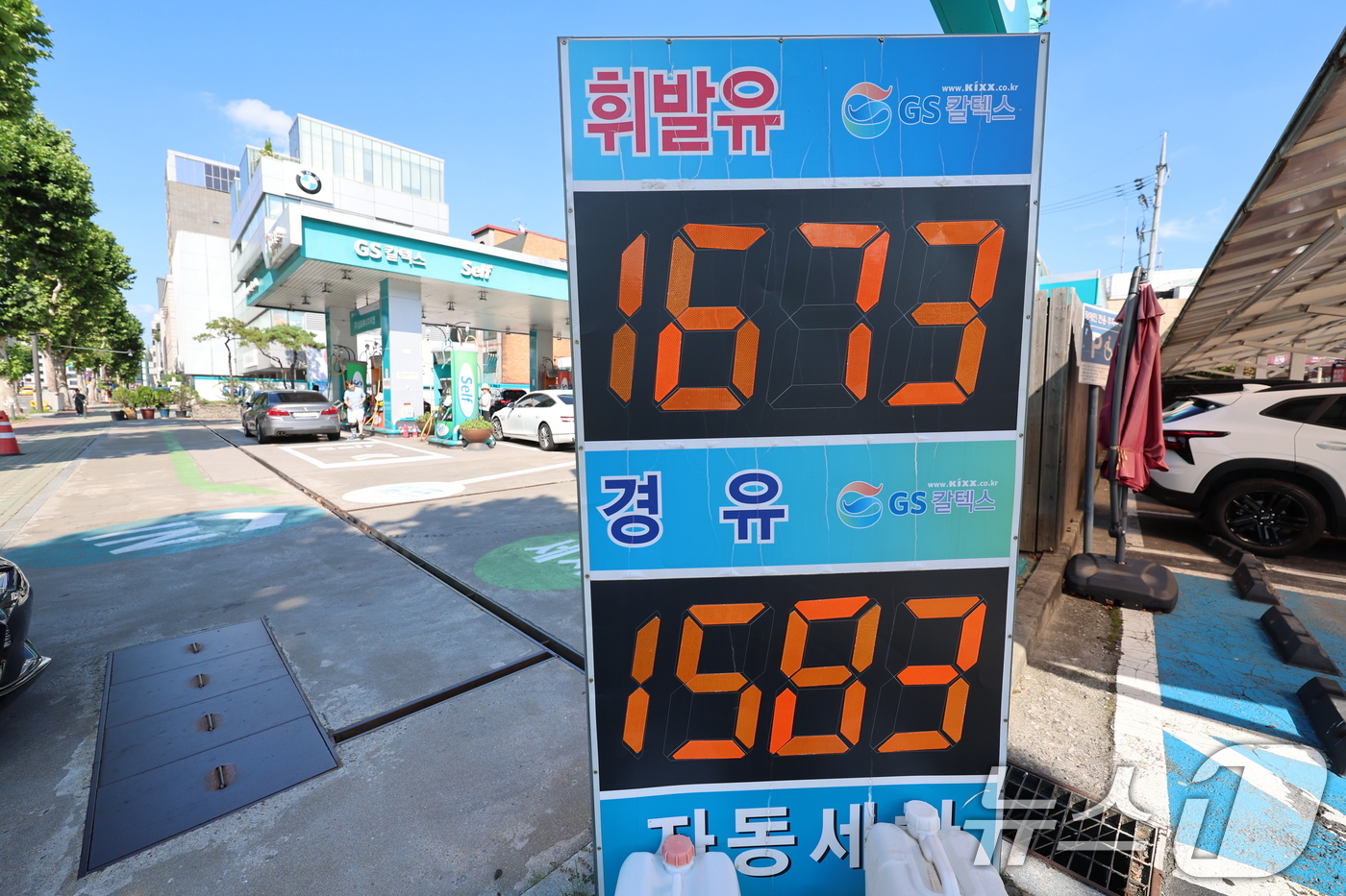 (서울=뉴스1) 황기선 기자 = 전국 주유소 휘발유 판매 가격이 2주 연속 상승세를 보였다.한국석유공사 유가정보시스템 오피넷에 따르면 8월 첫째 주(3~7일) 전국 주유소 휘발유 …