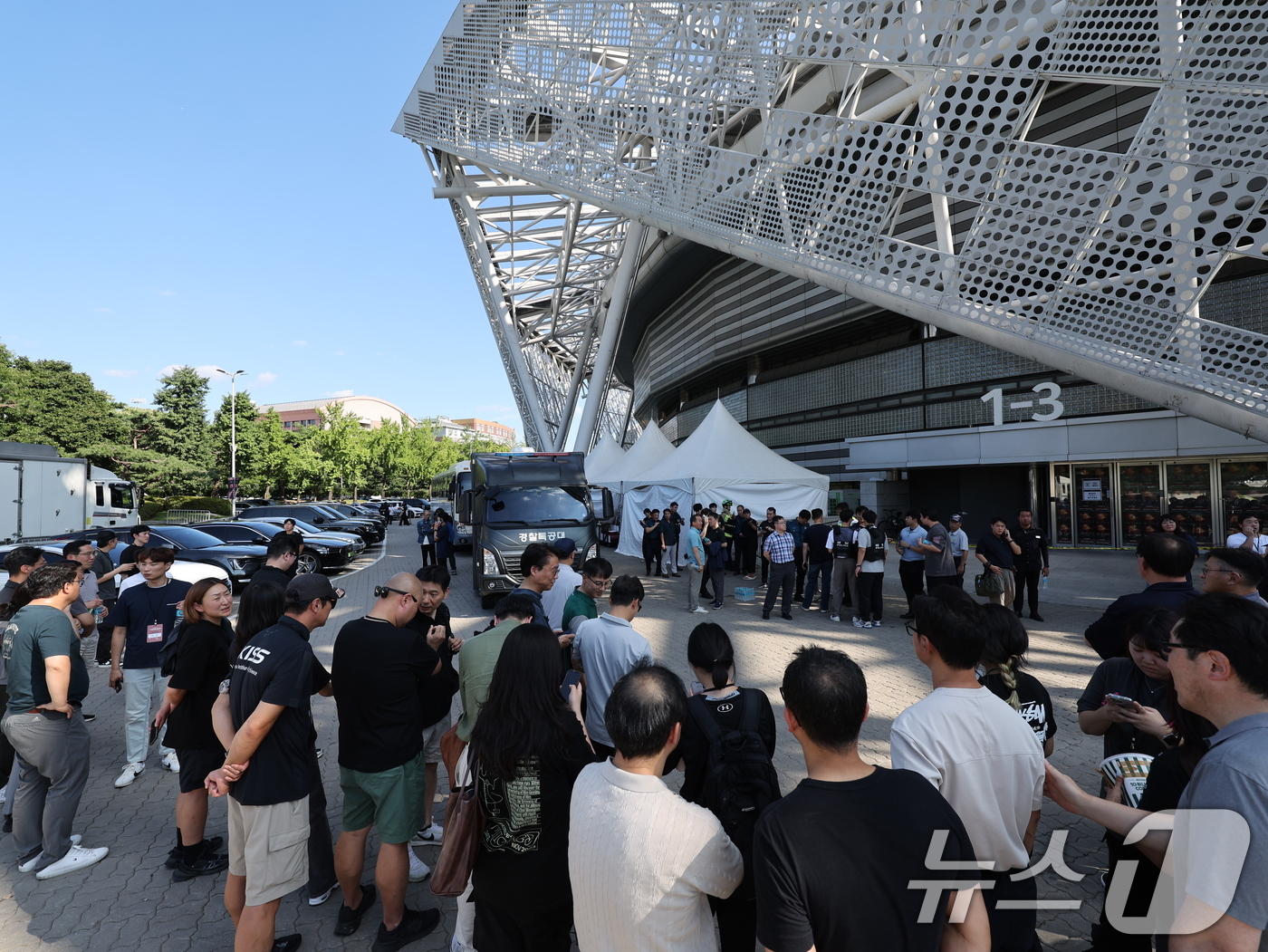 (서울=뉴스1) 황기선 기자 = 10일 오후 서울 송파구 올림픽 체조경기장 내 폭발물이 설치 됐다는 신고가 들어와 시민들이 대피해 있다.경찰 등에 따르면 이날 오후 1시 45분쯤 …