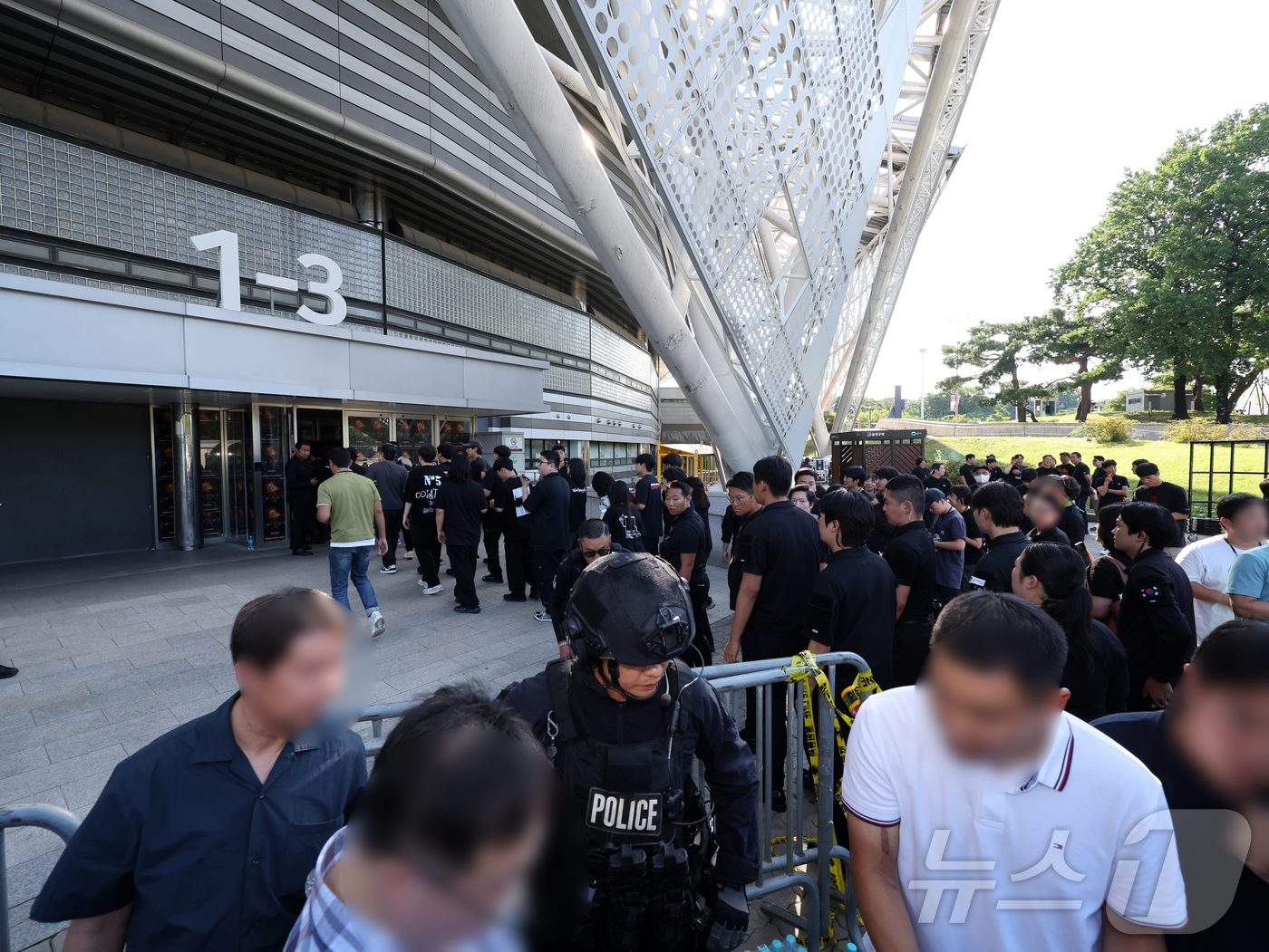 (서울=뉴스1) 황기선 기자 = 10일 오후 서울 송파구 올림픽 체조경기장(KSPO돔) 내 폭발물이 설치 됐다는 신고가 들어와 경찰들이 현장을 통제하고 있다.경찰 등에 따르면 이날 …