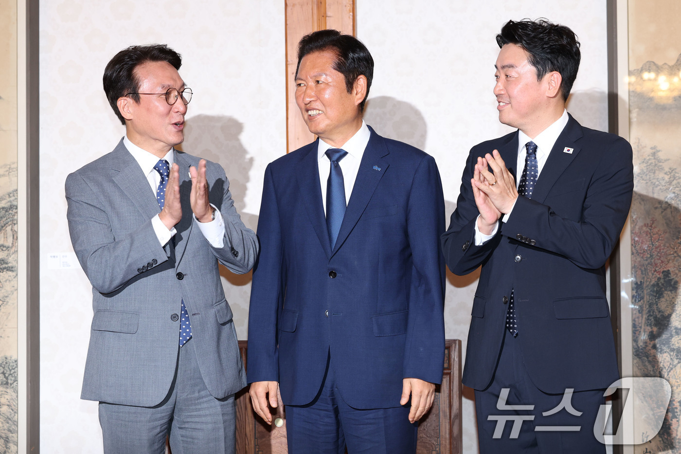 (서울=뉴스1) 박지혜 기자 = 김민석 국무총리와 정청래 더불어민주당 대표, 강훈식 대통령 비서실장이 10일 오후 서울 종로구 삼청동 총리공관에서 열린 고위당정협의회에서 기념촬영을 …