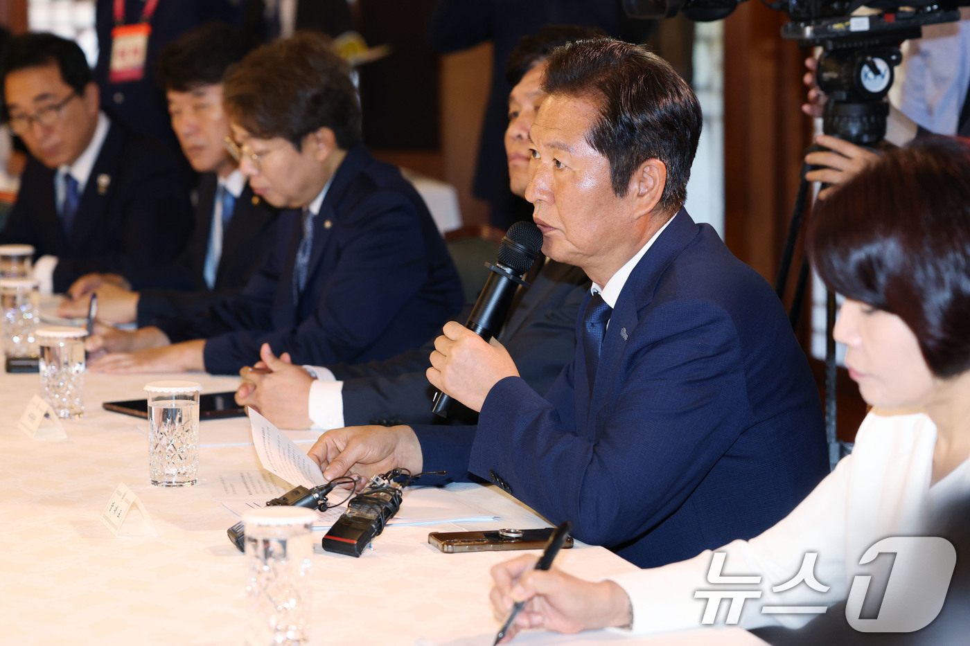 (서울=뉴스1) 박지혜 기자 = 정청래 더불어민주당 대표가 10일 오후 서울 종로구 삼청동 총리공관에서 열린 고위당정협의회에 참석해 모두발언을 하고 있다. (공동취재) 2025.8 …