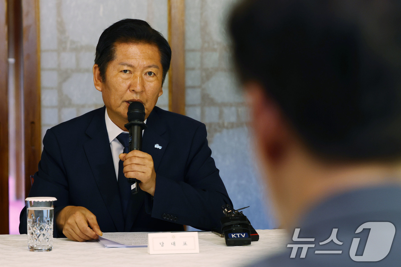 (서울=뉴스1) 박지혜 기자 = 정청래 더불어민주당 대표가 10일 오후 서울 종로구 삼청동 총리공관에서 열린 고위당정협의회에 참석해 모두발언을 하고 있다. (공동취재) 2025.8 …