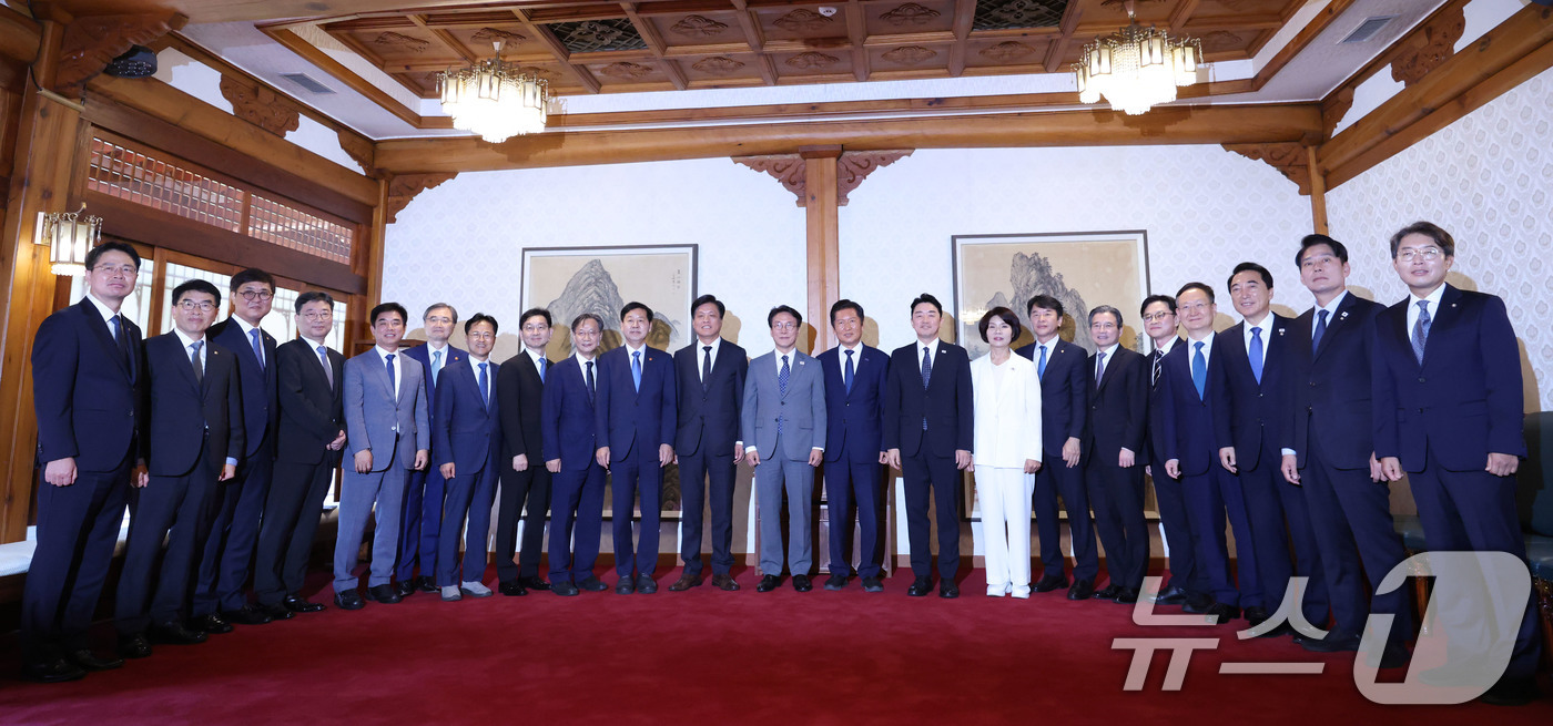 (서울=뉴스1) 박지혜 기자 = 김민석 국무총리와 정청래 더불어민주당 대표, 강훈식 대통령 비서실장 등 당정대(여당·정부·대통령실) 관계자들이 10일 오후 서울 종로구 삼청동 총리 …