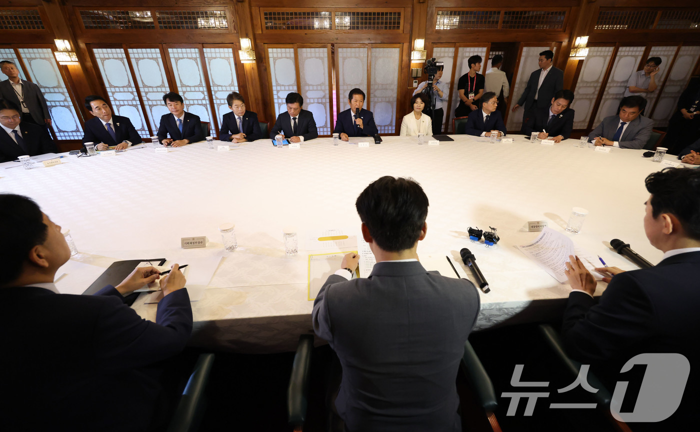 (서울=뉴스1) 박지혜 기자 = 정청래 더불어민주당 대표가 10일 오후 서울 종로구 삼청동 총리공관에서 열린 고위당정협의회에 참석해 모두발언을 하고 있다. (공동취재) 2025.8 …