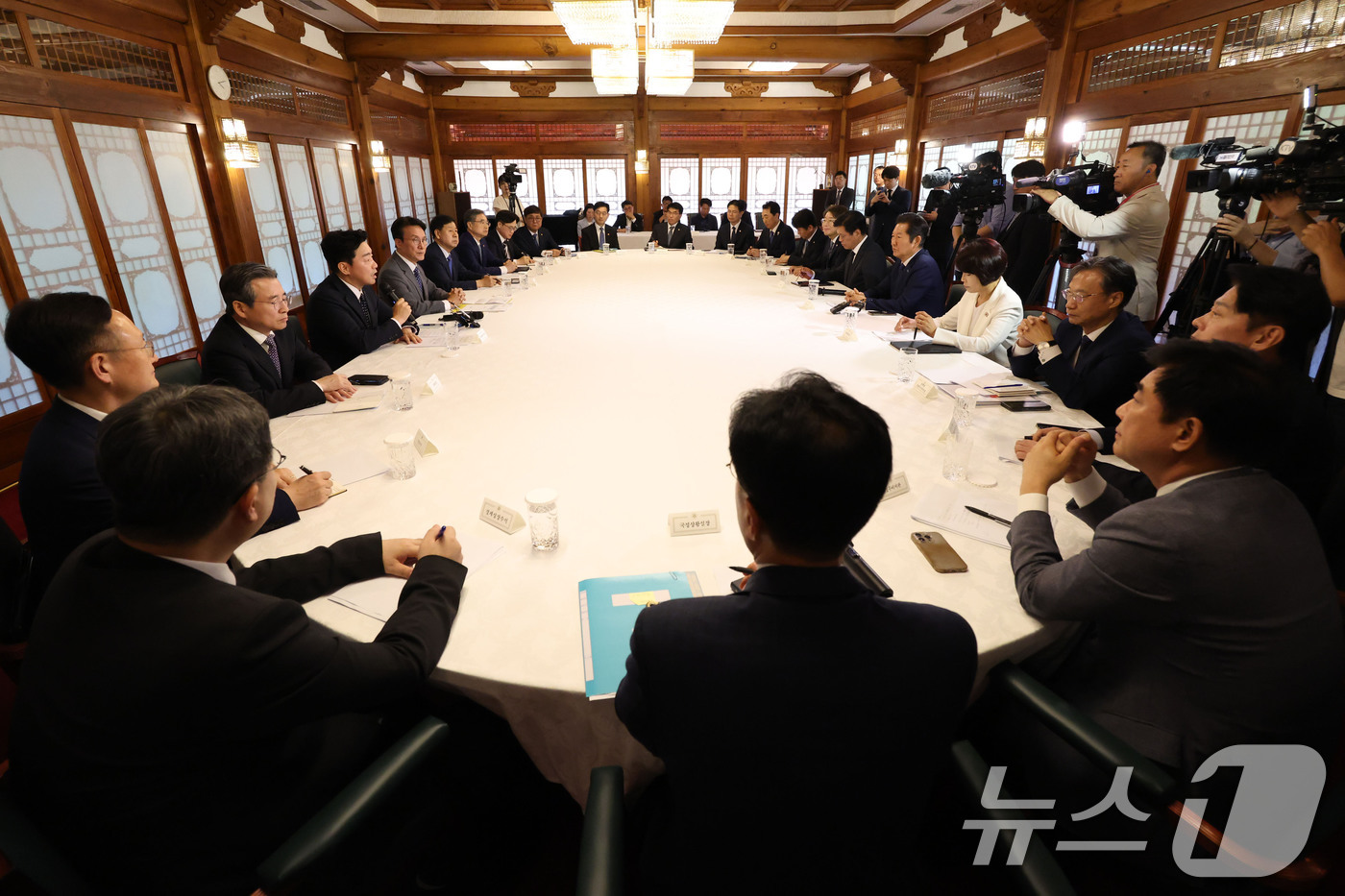 (서울=뉴스1) 박지혜 기자 = 강훈식 대통령실 비서실장이 10일 오후 서울 종로구 삼청동 총리공관에서 열린 고위당정협의회에 참석해 모두발언을 하고 있다. (공동취재) 2025.8 …