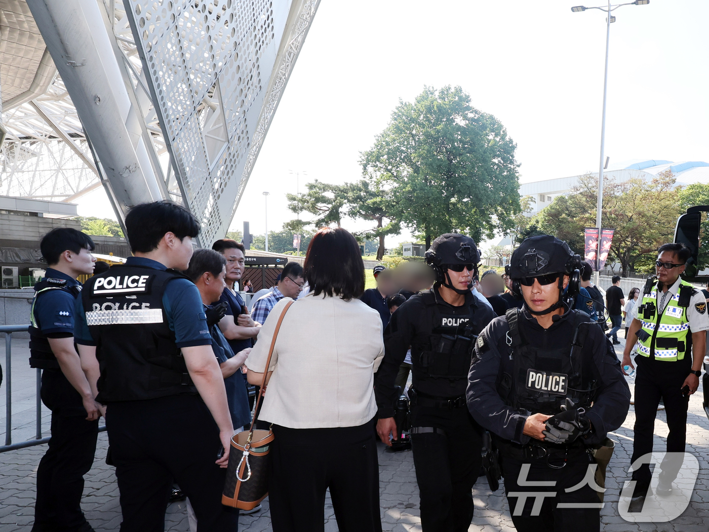 (서울=뉴스1) 황기선 기자 = 10일 오후 서울 송파구 올림픽 체조경기장(KSPO돔) 내 폭발물이 설치 됐다는 신고가 들어와 경찰특공대원이 수색을 마치고 차량으로 이동하고 있다. …