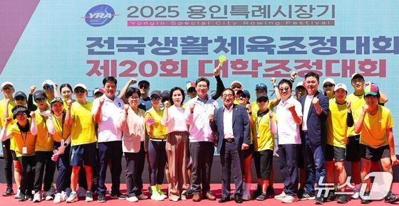 본문 이미지 - 지난달 26 용인조정경기장에서 열린 ‘2025 용인시장기 전국생활체육 조정대회’에서.이상일 시장&#40;앞줄 가운데 흰색 상의&#41;과 공학배 용인시조정협회장&#40;곤색 양복 상하의&#41;이 대회 참가자들과 기념사진을 촬영하고 있다.&#40;용인시 제공&#41;