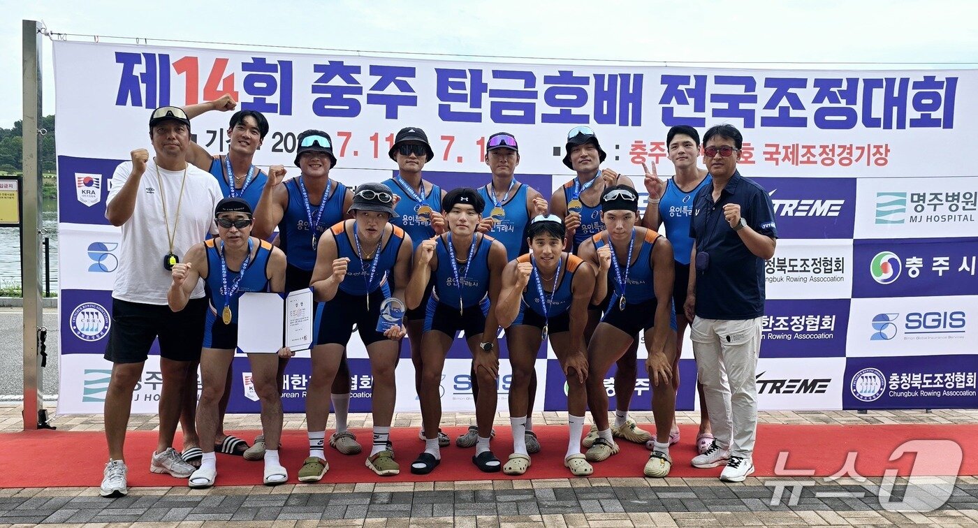 본문 이미지 - 지난달 11일~13일 열린 &#39;제14회 충주 탄금호배 전국조정대회&#39;에서 남일반부 에이트와 쿼드러플스컬서 정상을 차지한 용인시청팀 모습.&#40;용인시 제공&#41;