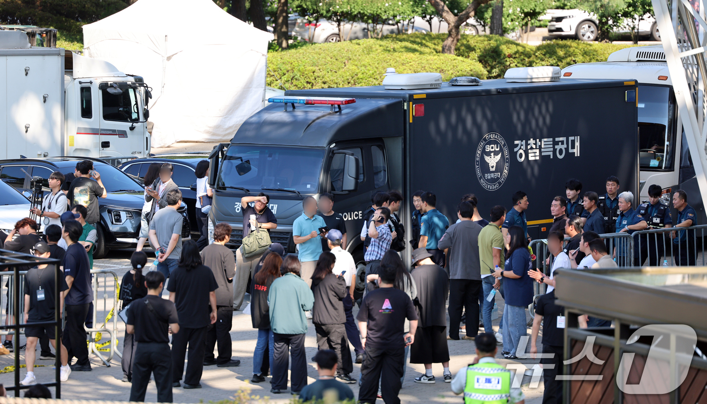 (서울=뉴스1) 황기선 기자 = 10일 오후 서울 송파구 올림픽 체조경기장 내 폭발물이 설치 됐다는 신고가 들어와 시민들이 대피해 있다.경찰은 "경찰특공대 등 총 57명이 체조경기 …