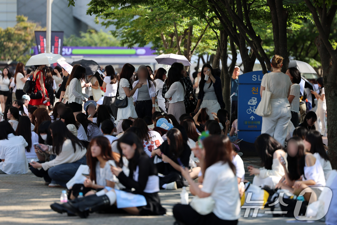 (서울=뉴스1) 황기선 기자 = 10일 오후 서울 송파구 올림픽 체조경기장 내 폭발물이 설치 됐다는 신고가 들어와 시민들이 대피해 있다.경찰은 "경찰특공대 등 총 57명이 체조경기 …