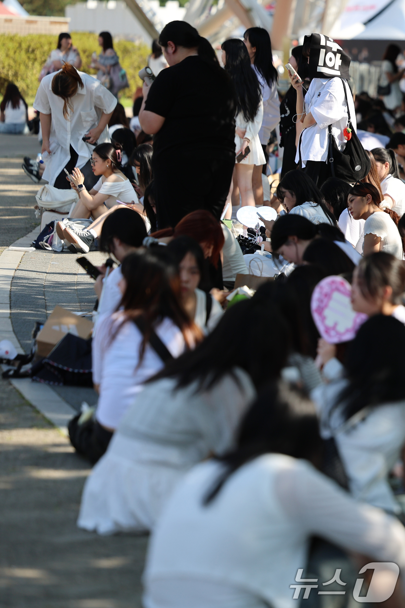 (서울=뉴스1) 황기선 기자 = 10일 오후 서울 송파구 올림픽 체조경기장 내 폭발물이 설치 됐다는 신고가 들어와 시민들이 대피해 있다.경찰은 "경찰특공대 등 총 57명이 체조경기 …