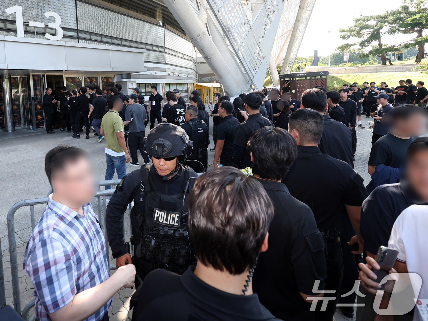 (서울=뉴스1) 황기선 기자 = 10일 오후 서울 송파구 올림픽 체조경기장(KSPO돔)에서 폭발물이 설치 됐다는 신고가 들어와 경찰특공대원이 수색을 종료, 관계자들이 공연장으로 다 …