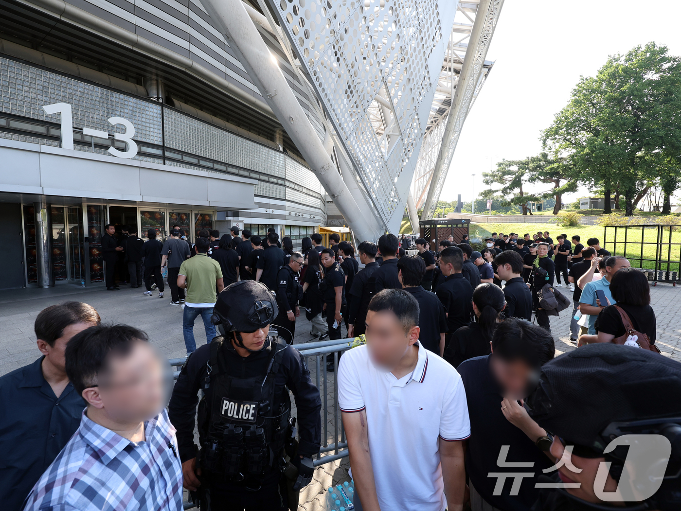 (서울=뉴스1) 황기선 기자 = 10일 오후 서울 송파구 올림픽 체조경기장(KSPO돔)에서 폭발물이 설치 됐다는 신고가 들어와 경찰특공대원이 수색을 종료, 관계자들이 공연장으로 다 …