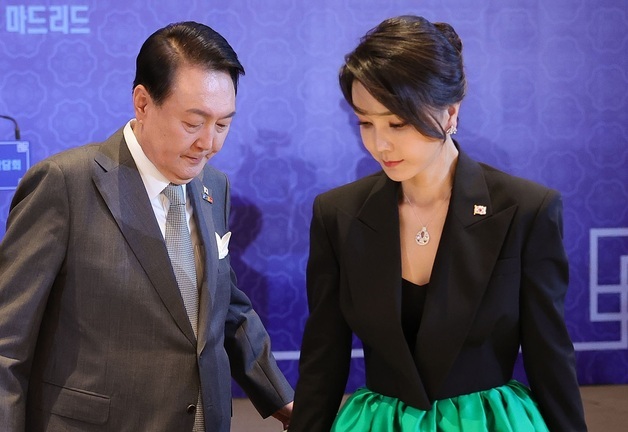 김건희와 똑같은 '반클리프 목걸이' 구매 정황 건설사, 주말 본사 폐쇄(종합) 