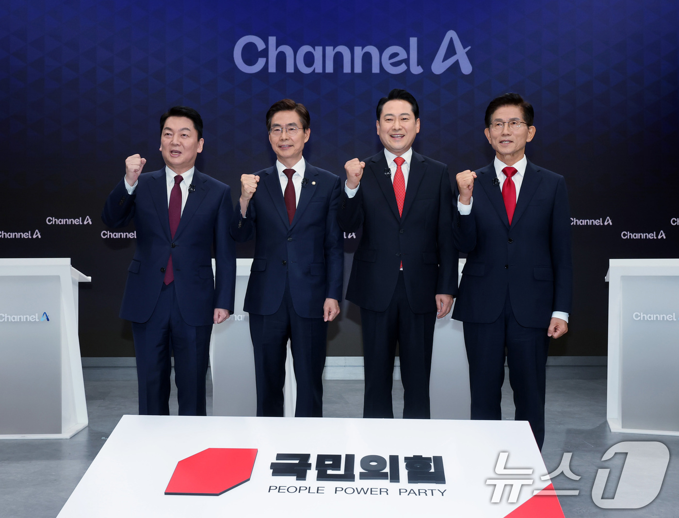 (서울=뉴스1) 국회사진기자단 = 안철수(왼쪽부터), 조경태, 장동혁, 김문수 국민의힘 당대표 후보가 10일 오후 서울 종로구 채널A스튜디오에서 국민의힘 8·22 전당대회 첫 방송 …