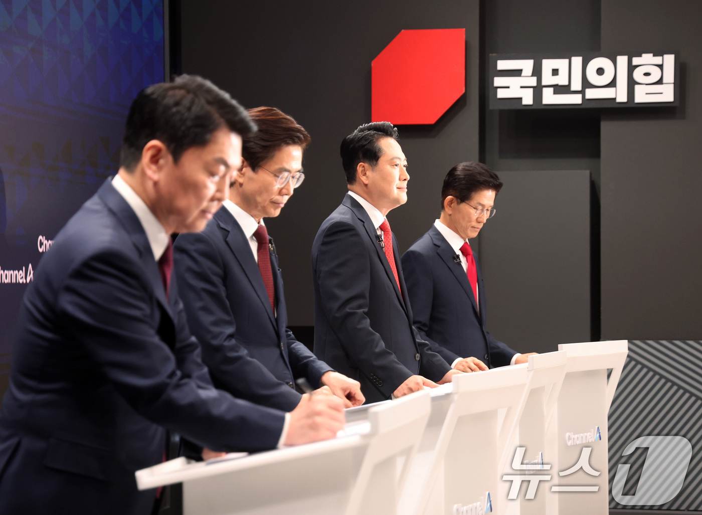 (서울=뉴스1) 국회사진기자단 = 안철수(왼쪽부터), 조경태, 장동혁, 김문수 국민의힘 당대표 후보가 10일 오후 서울 종로구 채널A스튜디오에서 8·22 전당대회를 앞두고 당권주자 …