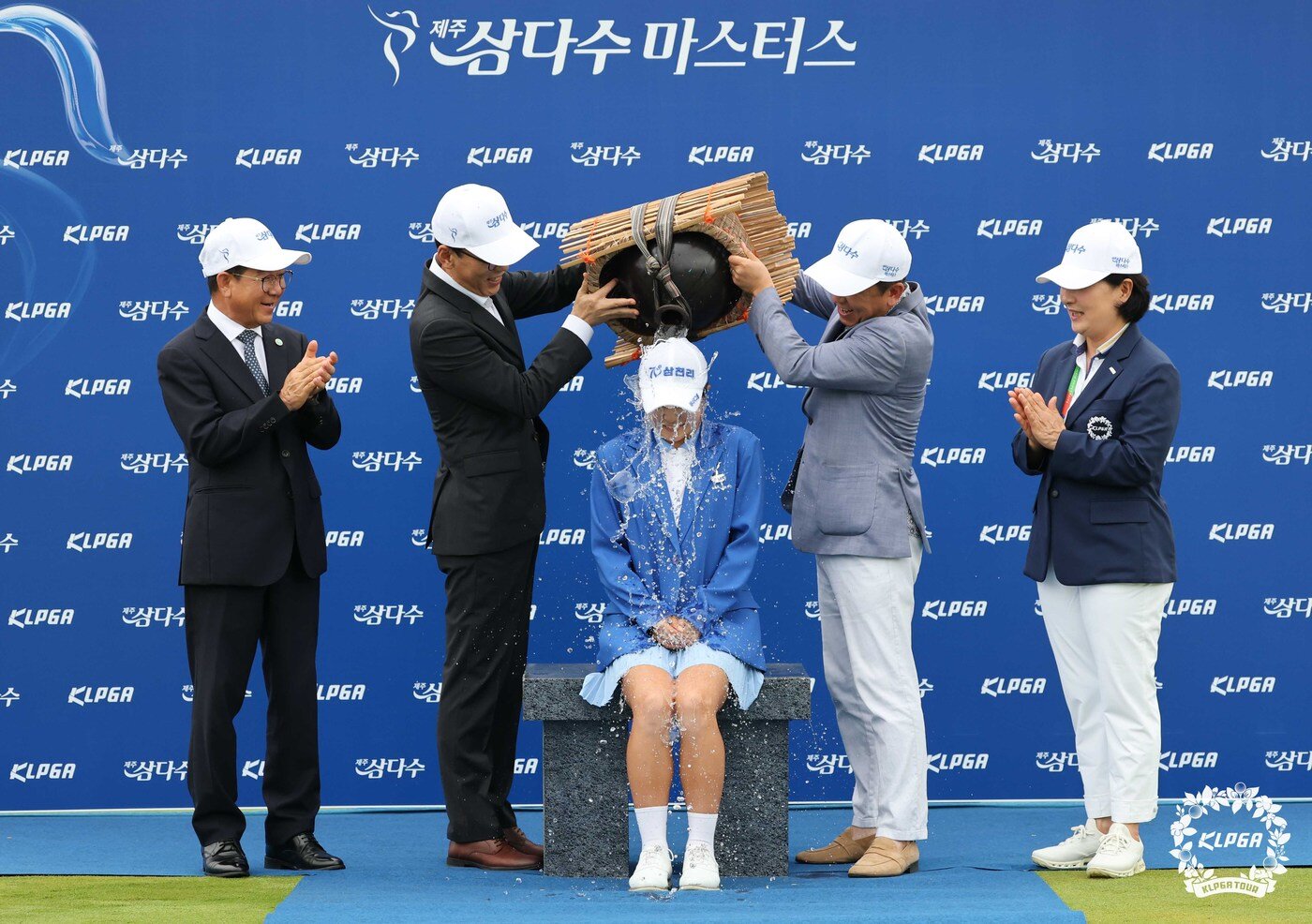 본문 이미지 - 고지원이 10일 KLPGA 제주 삼다수 마스터스에서 우승한 뒤 물세례를 받고 있다. &#40;KLPGA 제공&#41;