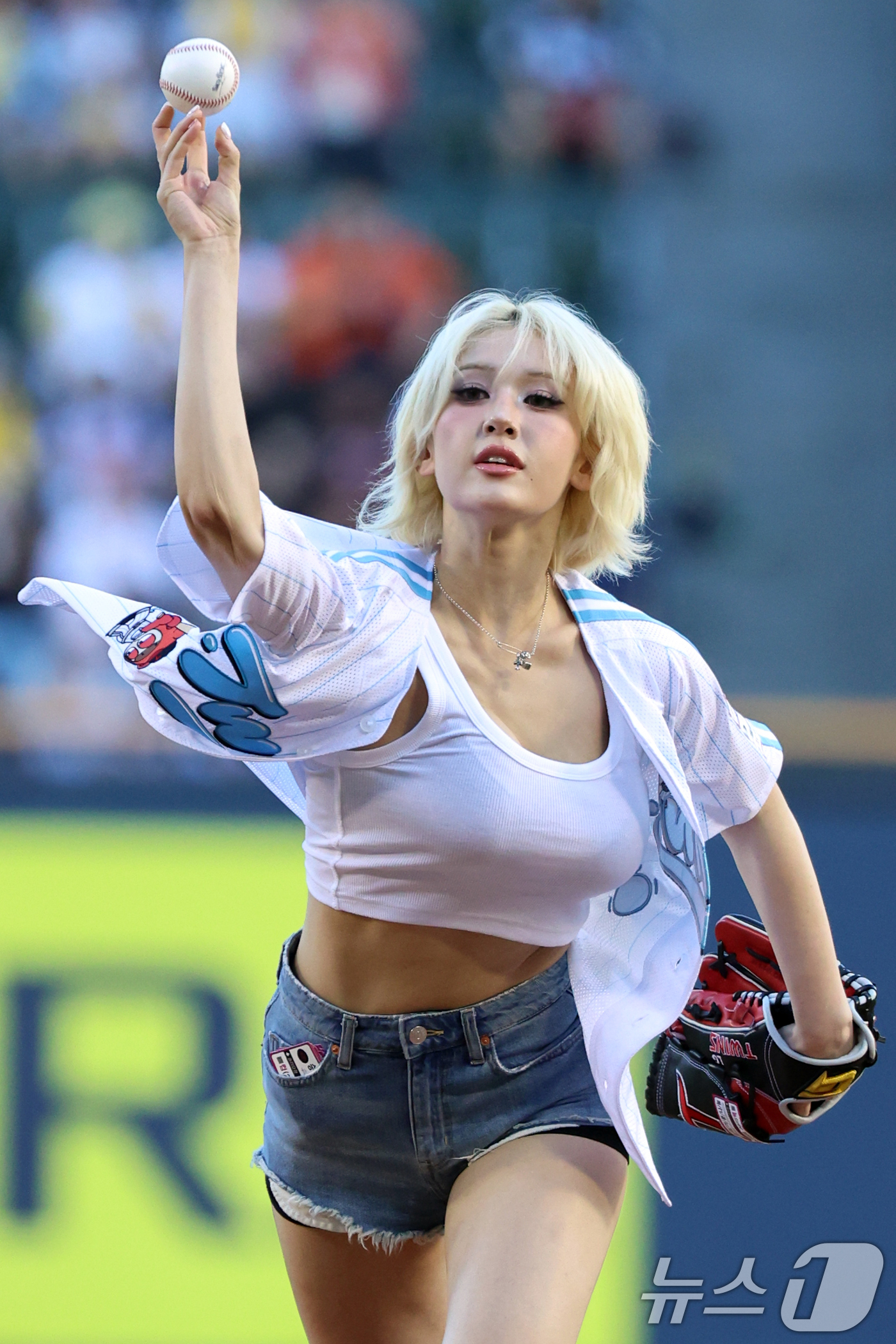 (서울=뉴스1) 황기선 기자 = 가수 전소미가 10일 오후 서울 송파구 잠실야구장에서 열린 프로야구 '2025 신한 SOL뱅크 KBO 리그' 한화 이글스와 LG 트윈스의 경기에서 …