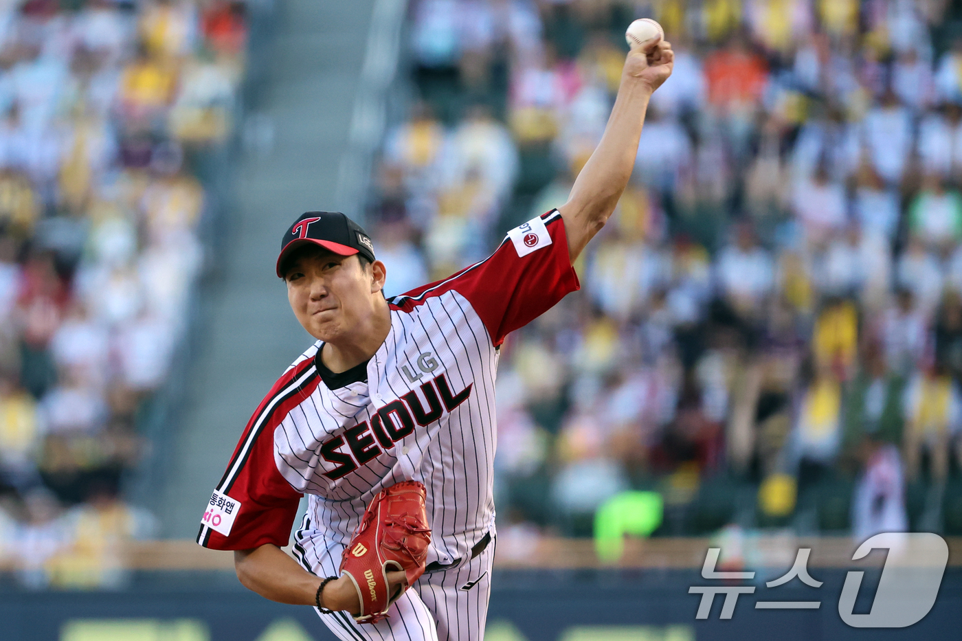 (서울=뉴스1) 황기선 기자 = 10일 오후 서울 송파구 잠실야구장에서 열린 프로야구 '2025 신한 SOL뱅크 KBO 리그' 한화 이글스와 LG 트윈스의 경기에서 LG 선발 손주 …