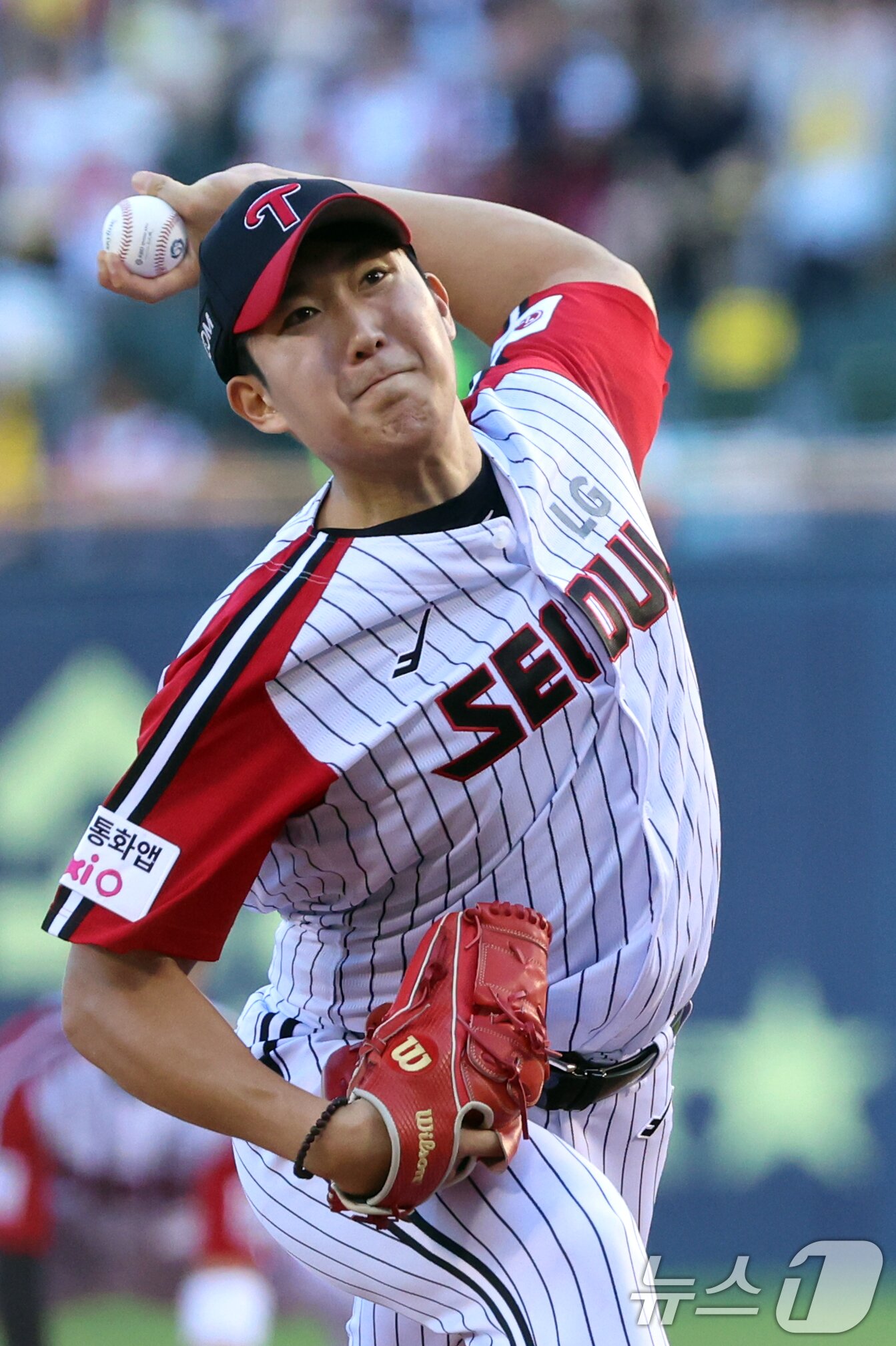 본문 이미지 - 10일 오후 서울 송파구 잠실야구장에서 열린 프로야구 '2025 신한 SOL뱅크 KBO 리그' 한화 이글스와 LG 트윈스의 경기에서 LG 선발 손주영이 역투하고 있다. 2025.8.10/뉴스1 ⓒ News1 황기선 기자