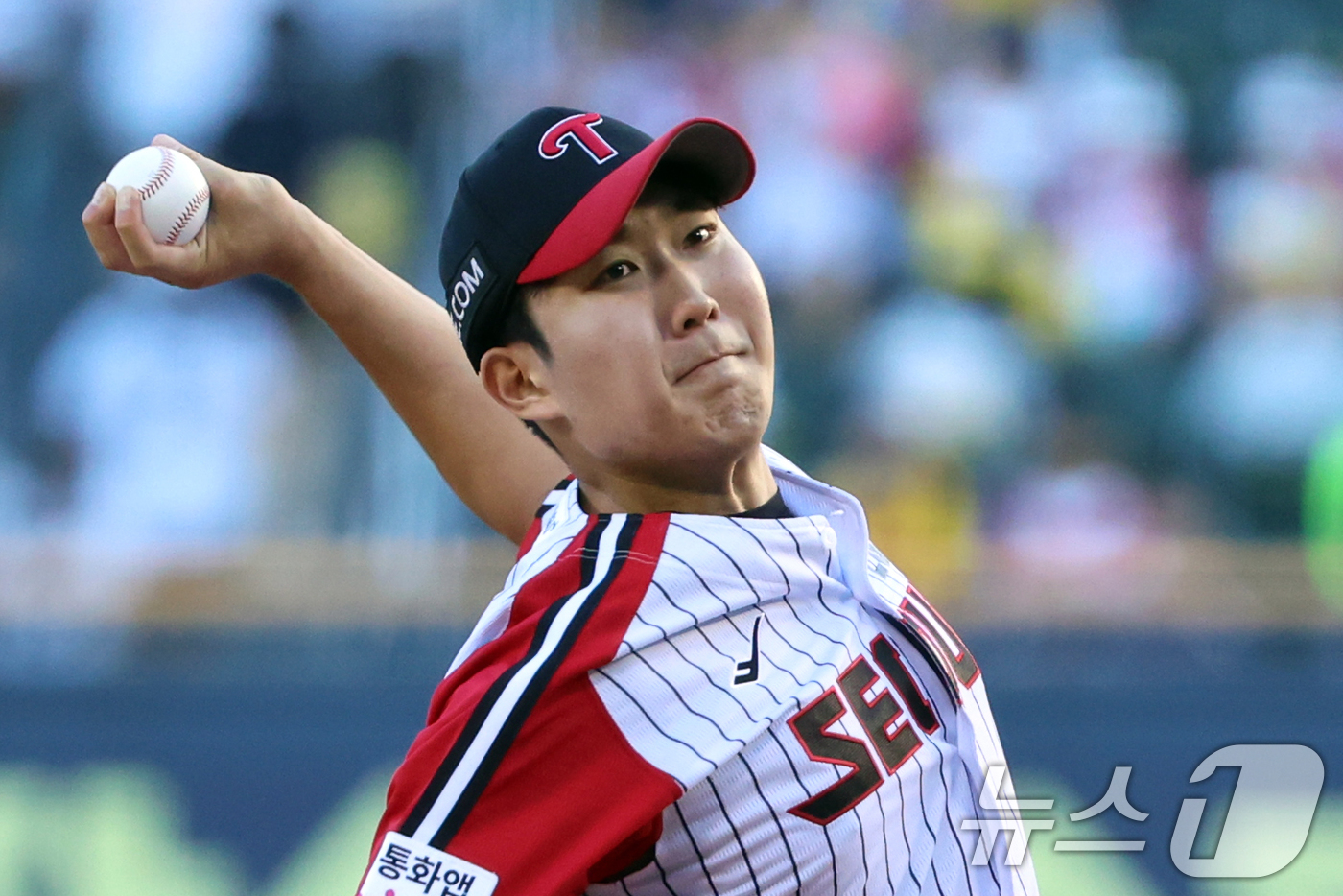 (서울=뉴스1) 황기선 기자 = 10일 오후 서울 송파구 잠실야구장에서 열린 프로야구 '2025 신한 SOL뱅크 KBO 리그' 한화 이글스와 LG 트윈스의 경기에서 LG 선발 손주 …