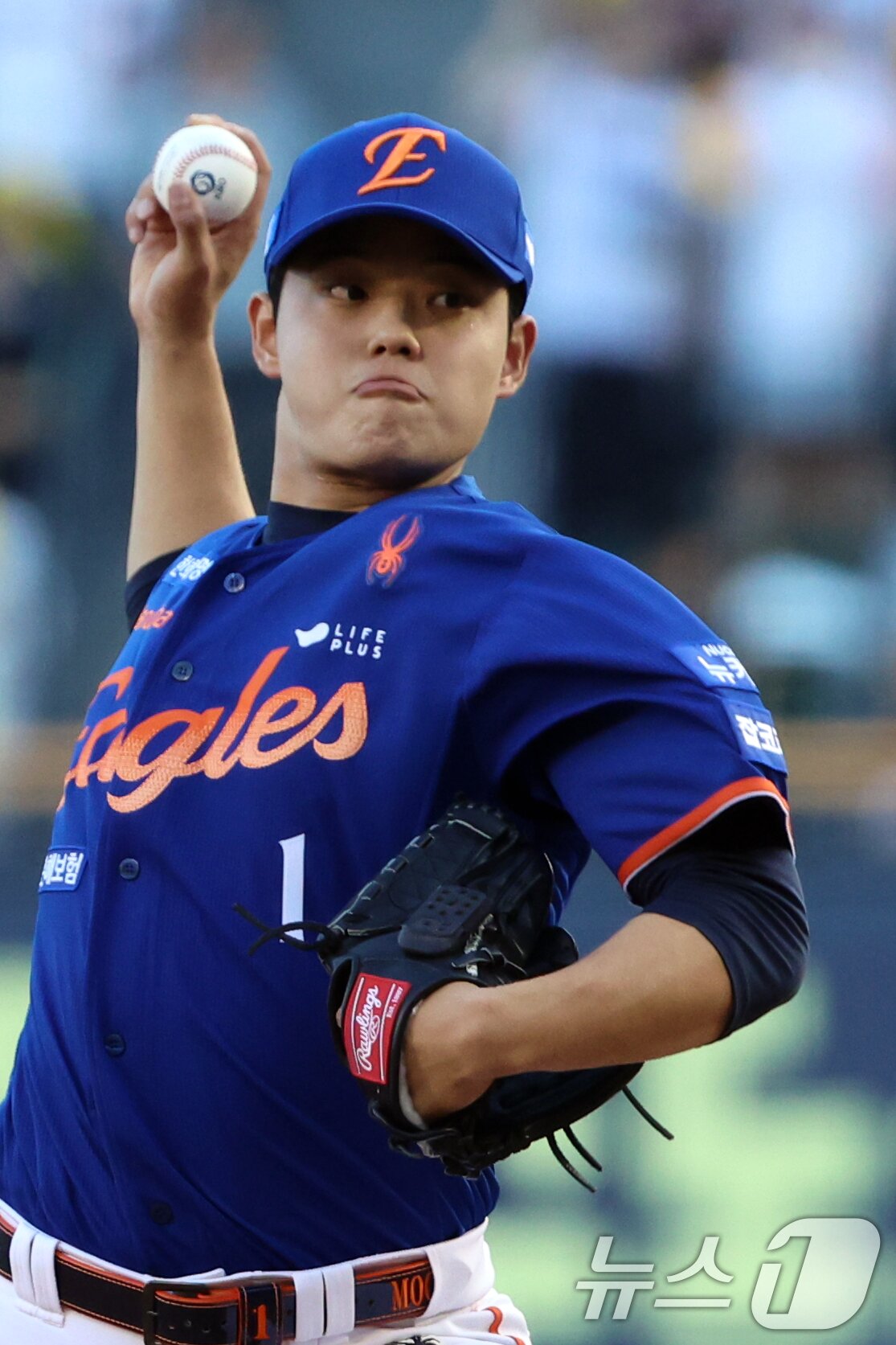 본문 이미지 - 10일 오후 서울 송파구 잠실야구장에서 열린 프로야구 '2025 신한 SOL뱅크 KBO 리그' 한화 이글스와 LG 트윈스의 경기에서 한화 선발 문동주가 역투하고 있다. 2025.8.10/뉴스1 ⓒ News1 황기선 기자