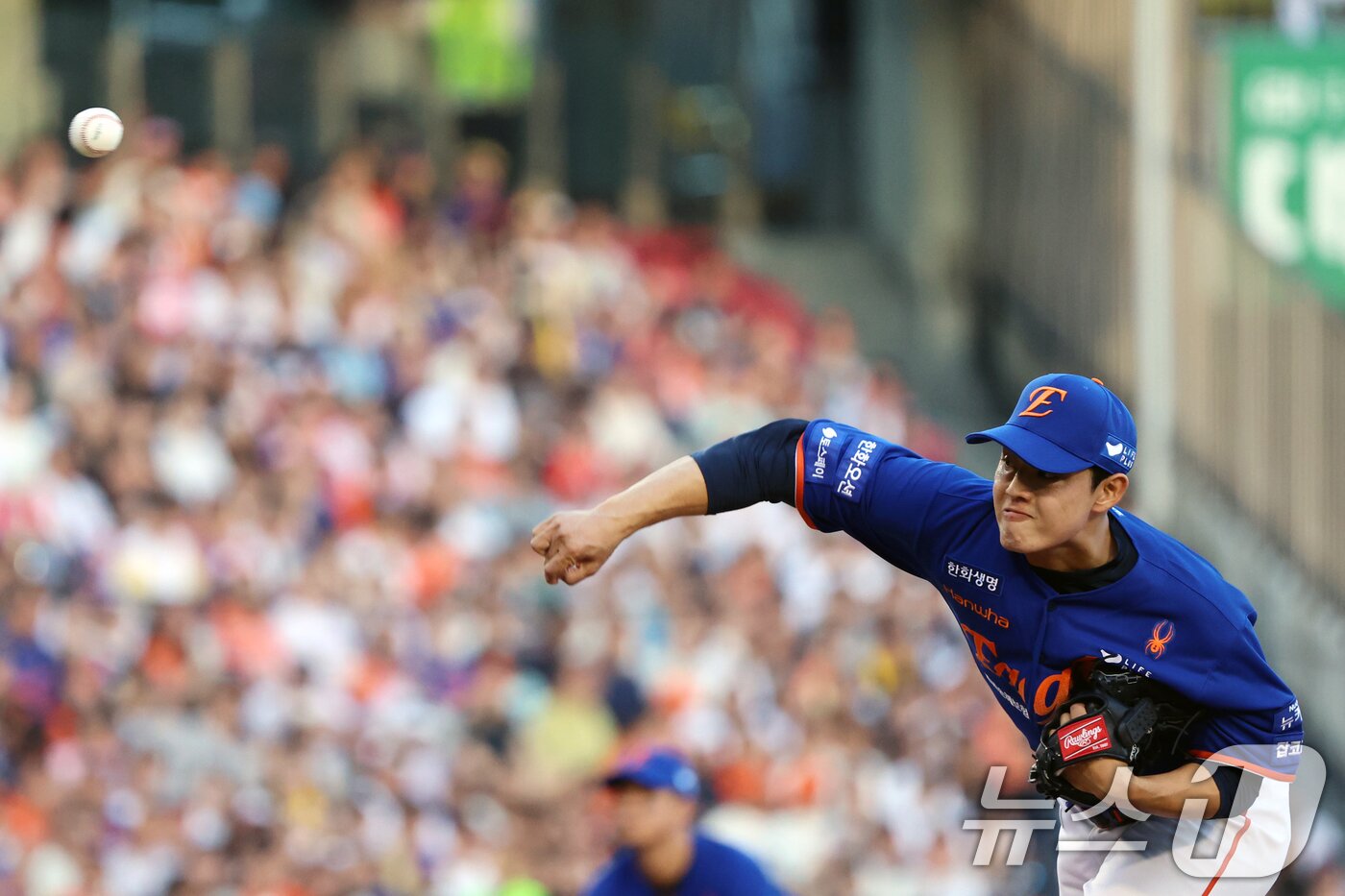 본문 이미지 - 10일 오후 서울 송파구 잠실야구장에서 열린 프로야구 &#39;2025 신한 SOL뱅크 KBO 리그&#39; 한화 이글스와 LG 트윈스의 경기에서 한화 선발 문동주가 역투하고 있다. 2025.8.10/뉴스1 ⓒ News1 황기선 기자