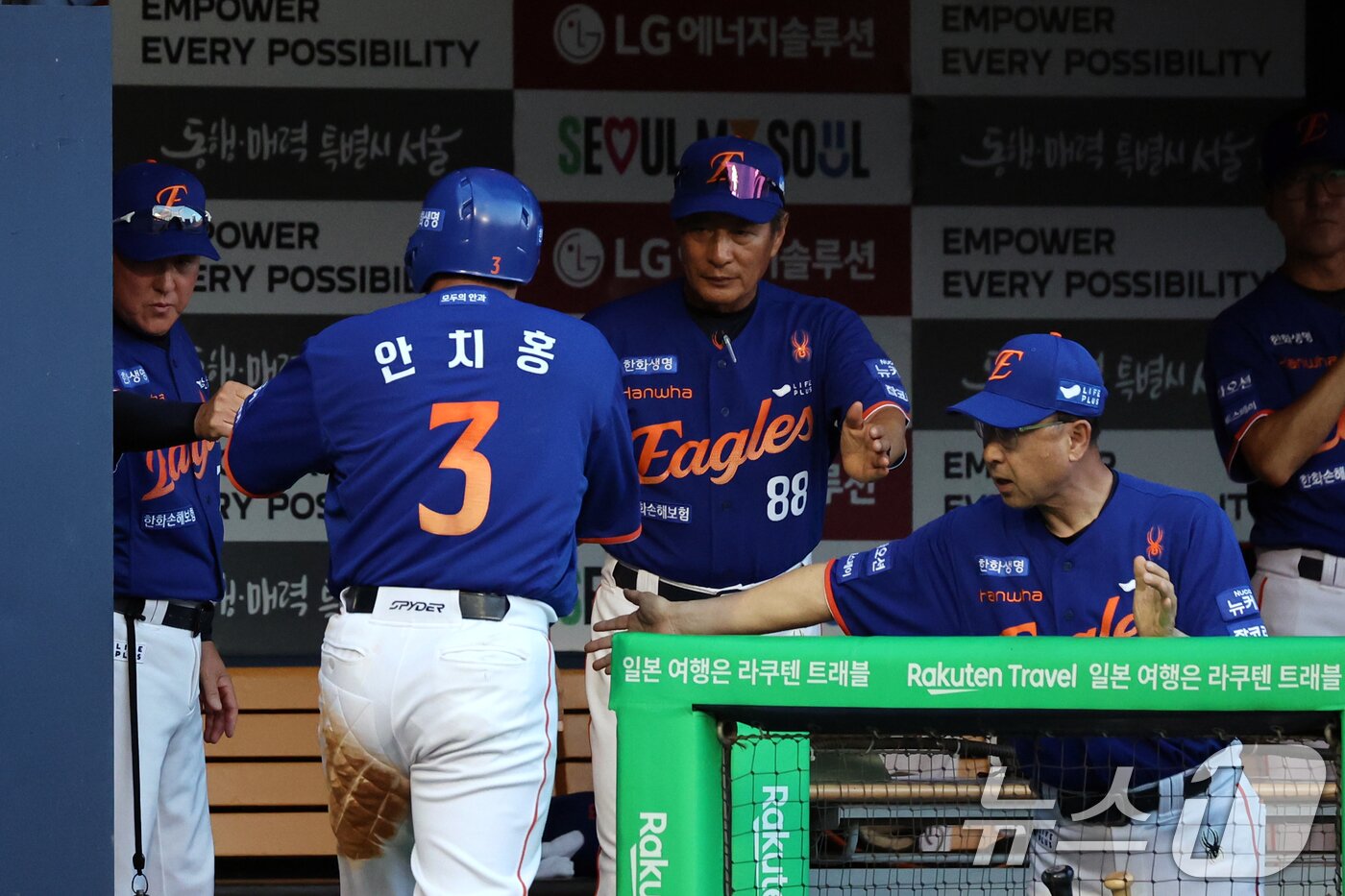 본문 이미지 - 10일 오후 서울 송파구 잠실야구장에서 열린 프로야구 &#39;2025 신한 SOL뱅크 KBO 리그&#39; 한화 이글스와 LG 트윈스의 경기 3회초 1사 2,3루상황에서 한화 손아섭 1타점 땅볼로 득점에 성공한 한화 안치홍이 김경문 감독과 하이파이브를 나누고 있다. 2025.8.10/뉴스1 ⓒ News1 황기선 기자