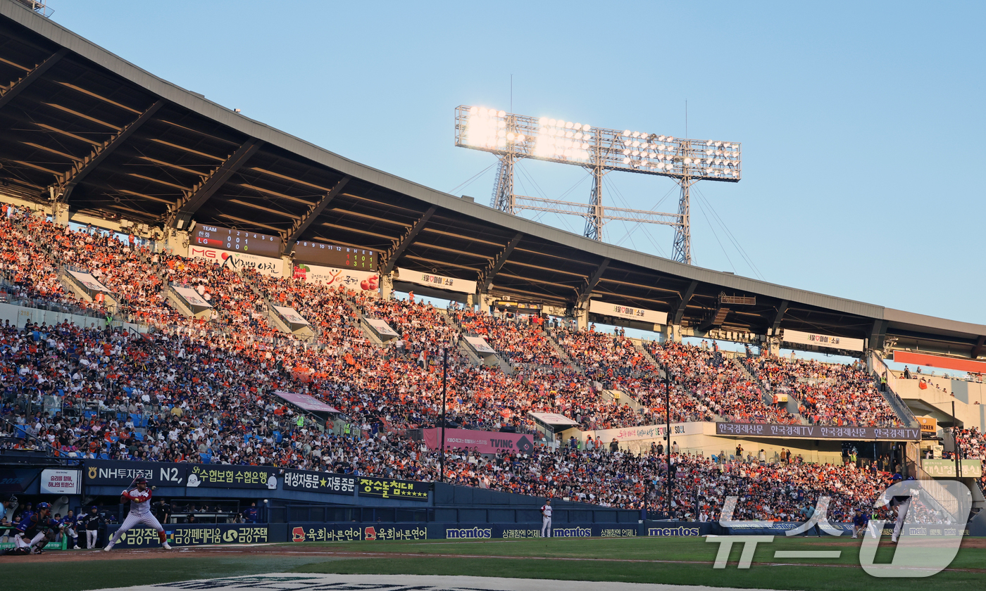 (서울=뉴스1) 황기선 기자 = 10일 오후 서울 송파구 잠실야구장에서 열린 프로야구 '2025 신한 SOL뱅크 KBO 리그' 한화 이글스와 LG 트윈스의 경기가 만원 관중 속에 …