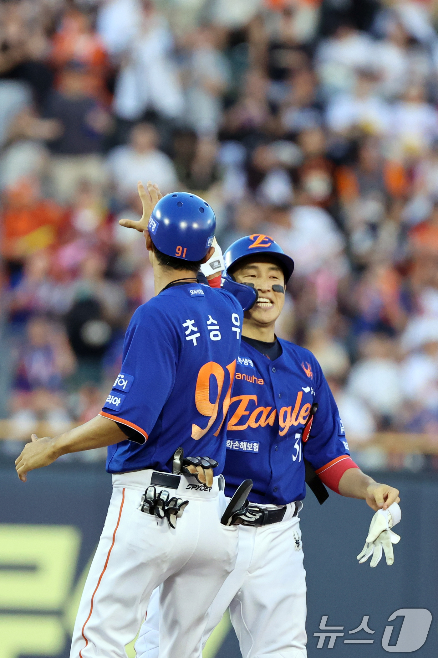 (서울=뉴스1) 황기선 기자 = 10일 오후 서울 송파구 잠실야구장에서 열린 프로야구 '2025 신한 SOL뱅크 KBO 리그' 한화 이글스와 LG 트윈스의 경기 5회초 1사 2루상 …