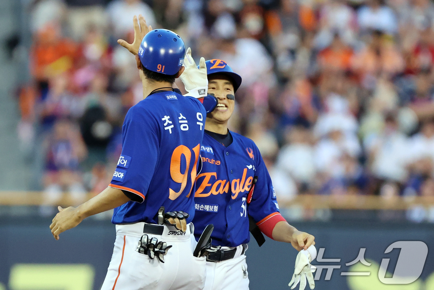(서울=뉴스1) 황기선 기자 = 10일 오후 서울 송파구 잠실야구장에서 열린 프로야구 '2025 신한 SOL뱅크 KBO 리그' 한화 이글스와 LG 트윈스의 경기 5회초 1사 2루상 …