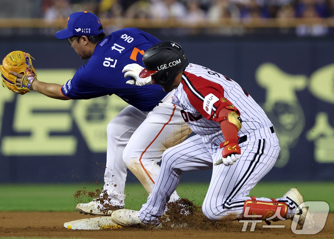 (서울=뉴스1) 황기선 기자 = 10일 오후 서울 송파구 잠실야구장에서 열린 프로야구 '2025 신한 SOL뱅크 KBO 리그' 한화 이글스와 LG 트윈스의 경기 6회말 무사 1루 …