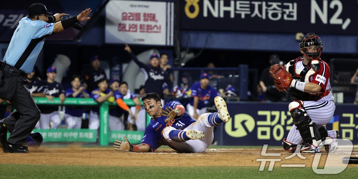본문 이미지 - 한화 이글스 손아섭&#40;가운데&#41;이 10일 서울 잠실야구장에서 열린 프로야구 LG 트윈스와 원정 경기 7회초 1사 3루 에서 문현빈의 1루수 땅볼 때 홈으로 쇄도, 재치 있는 슬라이딩으로 세이프 판정을 받았다.  2025.8.10/뉴스1 ⓒ News1 황기선 기자